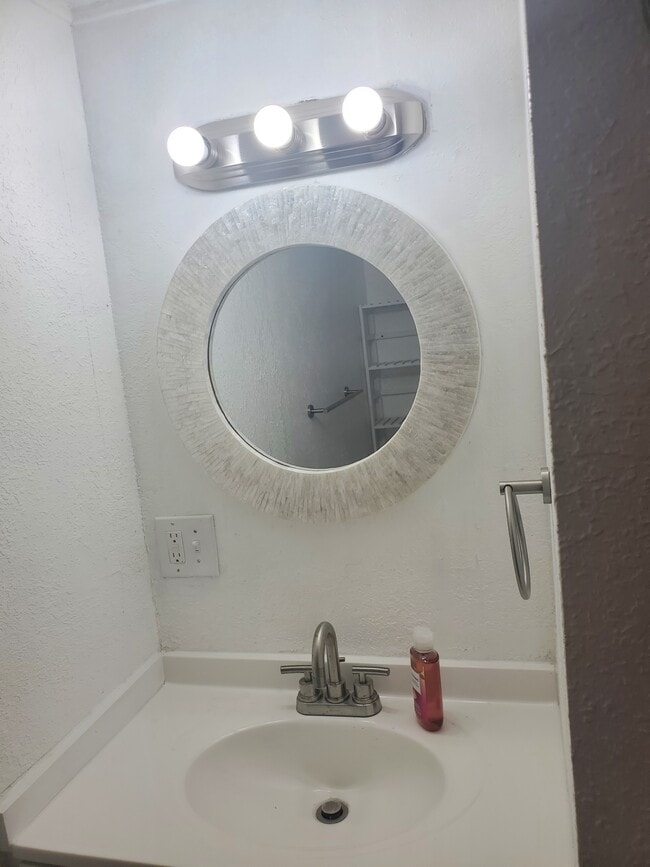 Building Photo - 914 Bayless St