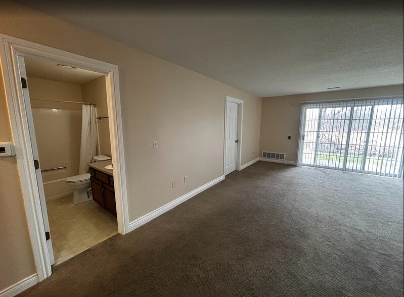 Building Photo - 542 Pewaukee Rd