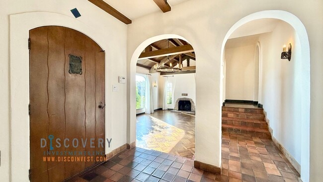 Building Photo - Oakmore 3+ Bedroom Spanish Mediterranean Home