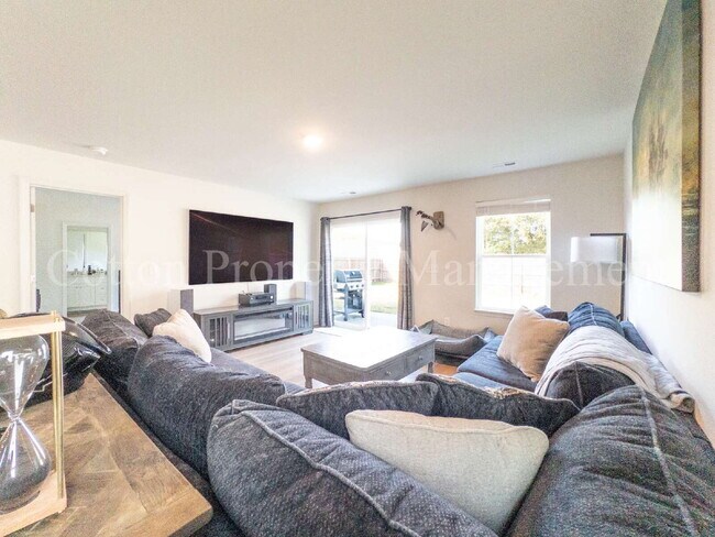 Building Photo - 3083 Day Dream Ln