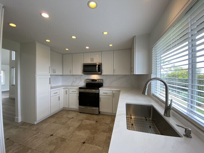 Building Photo - Spacious Home in La Costa with Nice View!!