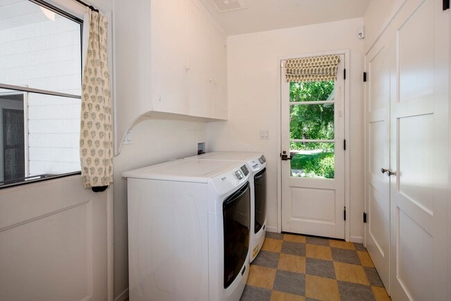 Building Photo - Spacious 3bd/2.5bth Remodeled Mesa Home!