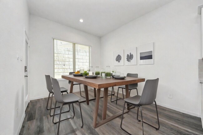 Building Photo - 501 Newcomb Holw Dr