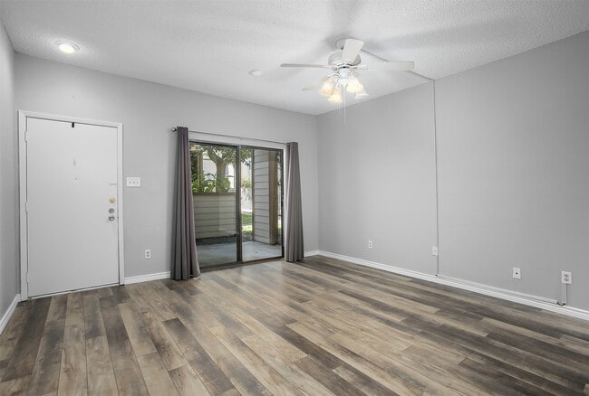 Building Photo - 7065 N Holiday Dr