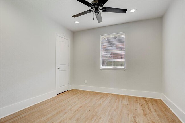 Building Photo - 334 Pennington Dr
