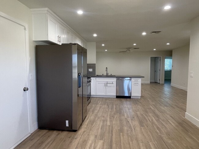 Building Photo - Modern and Move In Ready