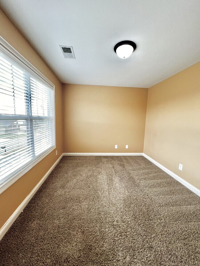 Building Photo - Charming 3BR/2.5BA Home in Clarksville! PE...