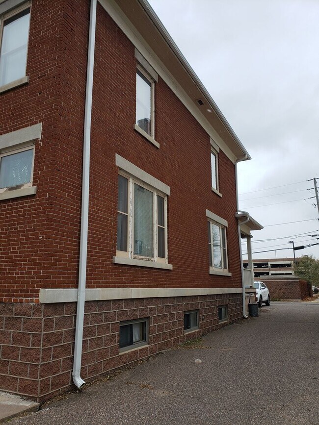 Building Photo - 415 Division St