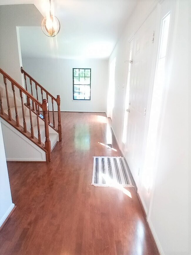 Building Photo - 7670 Southern Oak Dr