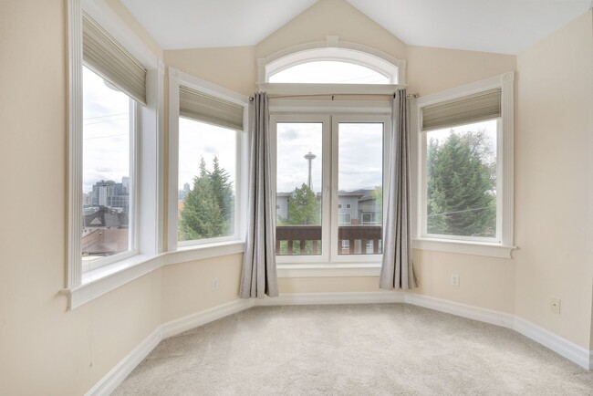 Building Photo - Rooftop Deck & Convenient Seattle Location