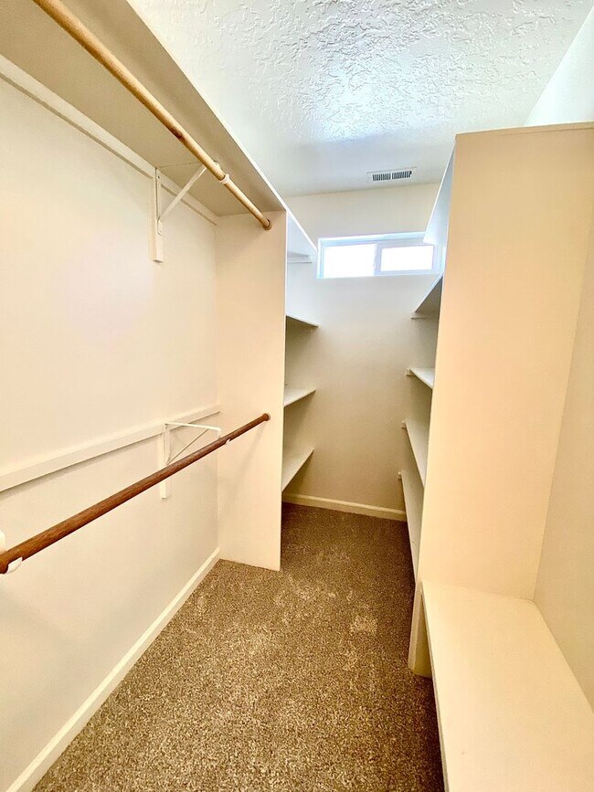 Building Photo - 3 Bedroom 2.5 Bath, 3 Car Garage w/Gorgeous Exterior