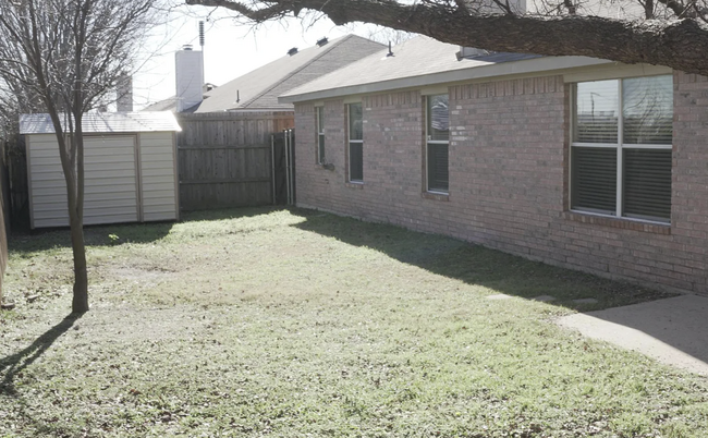 Building Photo - 2512 Douglas Dr