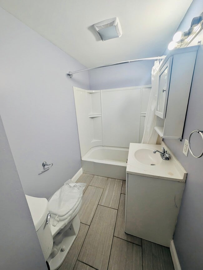 Building Photo - 1151 E Decamp St