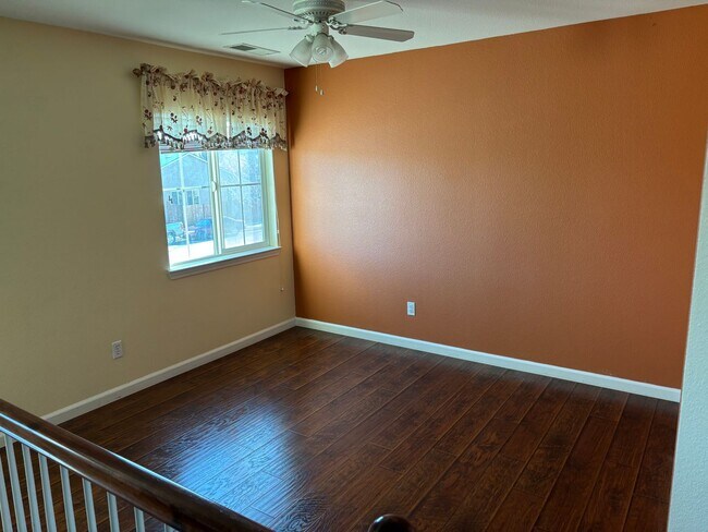 Building Photo - Wonderful 3 bedroom + Loft, 2.5 bathroom h...