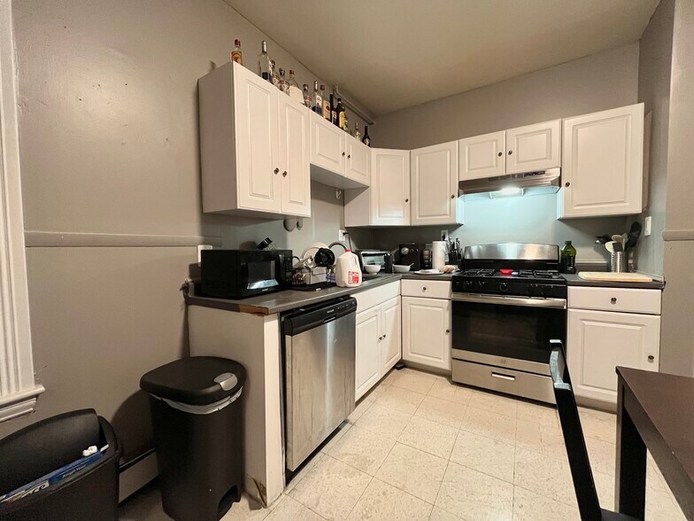 Building Photo - 168 Hillside St