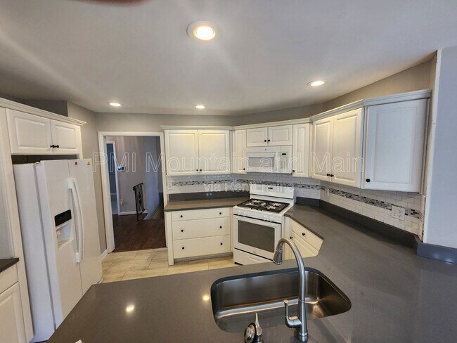 Building Photo - 4000 Laurel Park Hwy