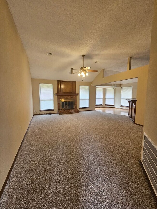 Building Photo - (3) Bed, (2)Bath Avail NOW! Cambridge Addi...