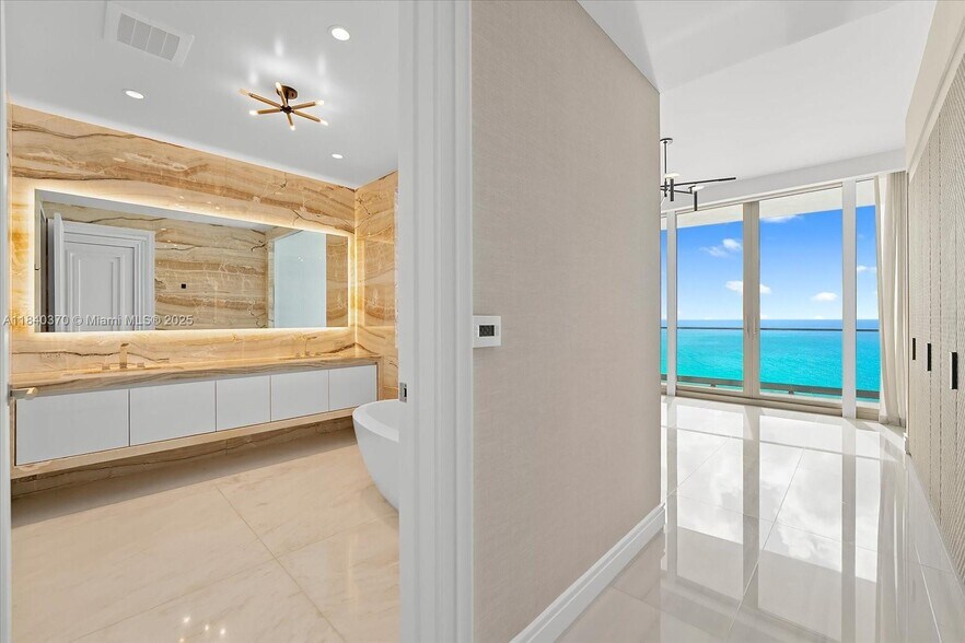 Building Photo - 17901 Collins Ave