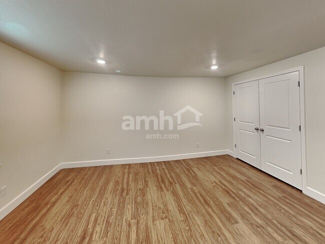 Building Photo - 3003 E S Village Dr