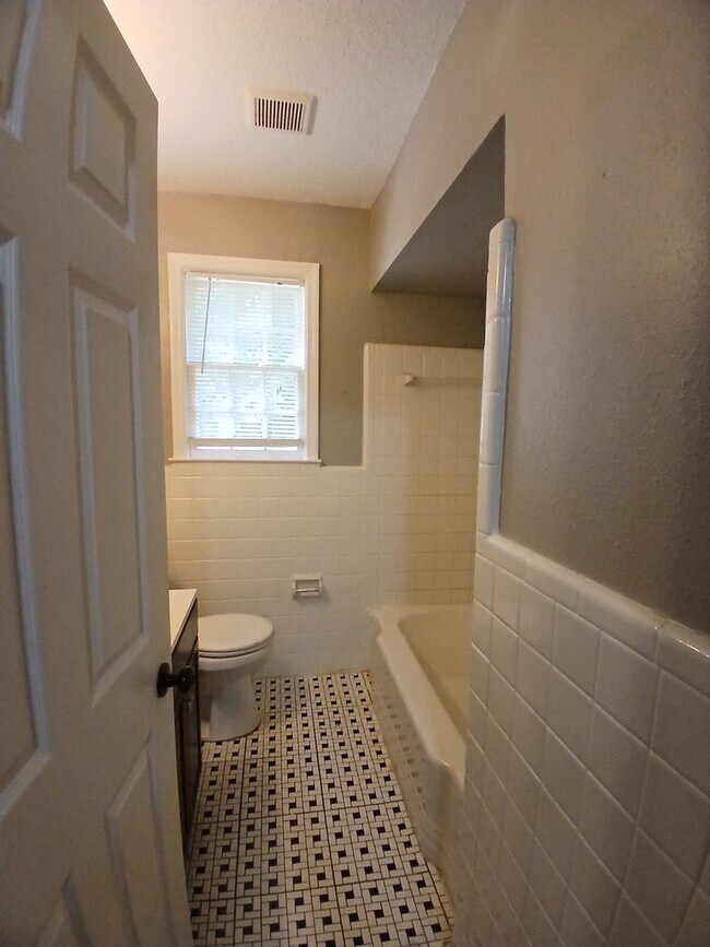 Building Photo - Updated 1 bedroom 1 bathroom Duplex - Open...