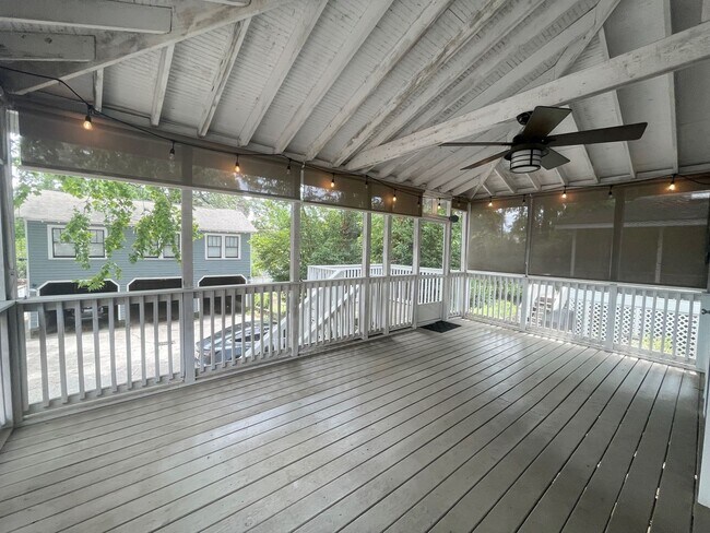 Building Photo - 3 Bedroom 2 1/2 Bath Updated Historic Home