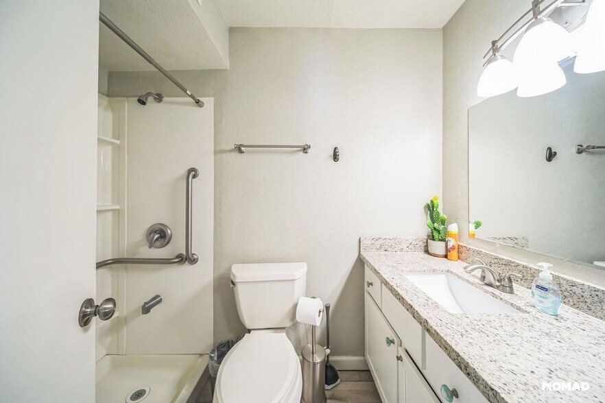 Building Photo - 8055 E Thomas Rd