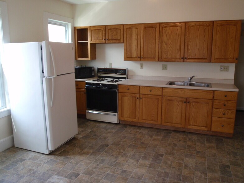 Kitchen, gas stove and frost-free refrigerator - 98 Snow St