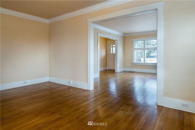 Building Photo - Charming 1BR/1BA Main Floor View Unit in D...