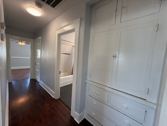 Building Photo - Charming 2 Bed / 1 Bath Corner Lot Home with Wraparound Porch