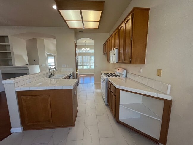 Building Photo - Beautiful Clean 3 Bedroom 2 Bath 1451 Sqft...