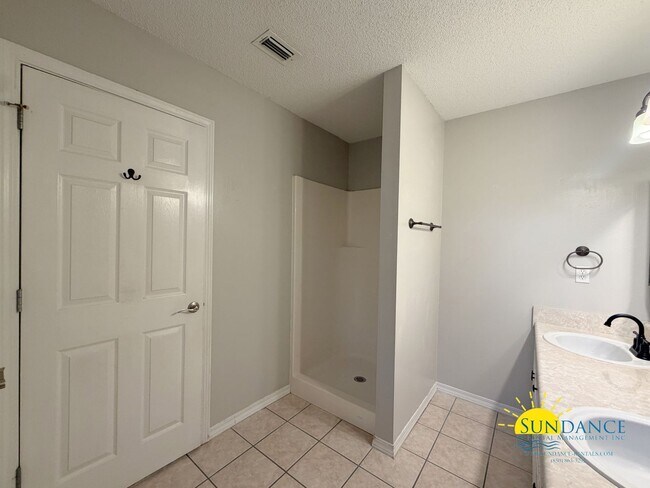 Building Photo - Charming 3 Bedroom Home in Mary Esther near Hurlburt Field!