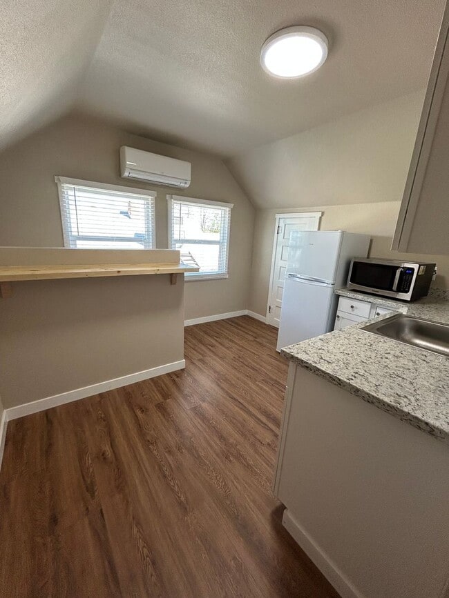 Building Photo - FREE JULY RENT SPECAIL! Newly Renovated St...