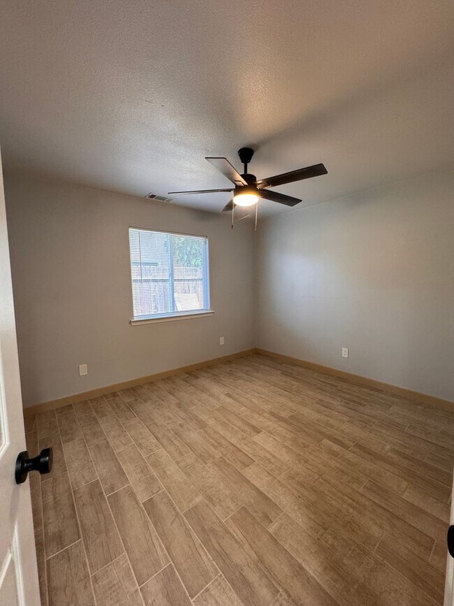 Building Photo - Newly Remodeled 2 Bedroom, 2 Bath Back House