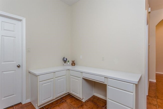 Building Photo - 3926 Palace Springs