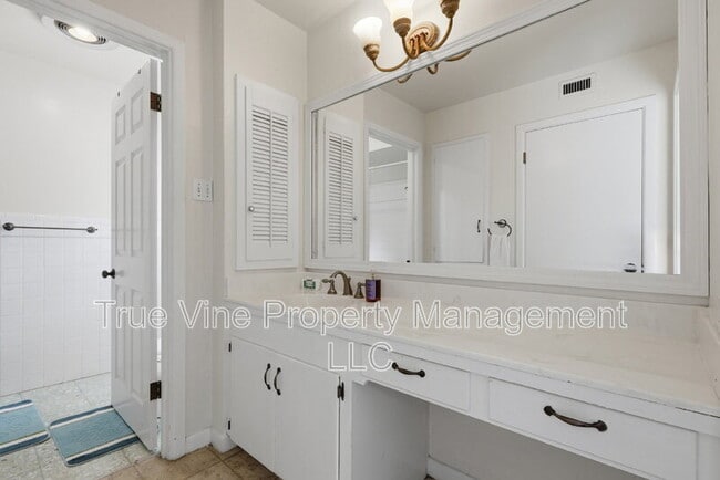 Building Photo - 2423 W Gramercy Pl