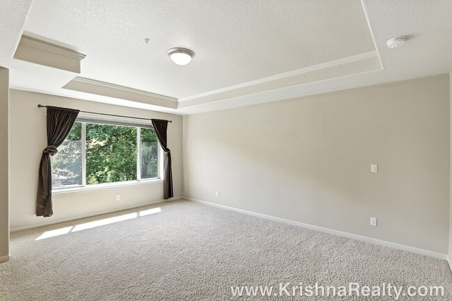 Building Photo - Gorgeous 6 BD* 3 BA* Single Family Home Located In Charming Arbor Meadows In Portland! **Minutes ...