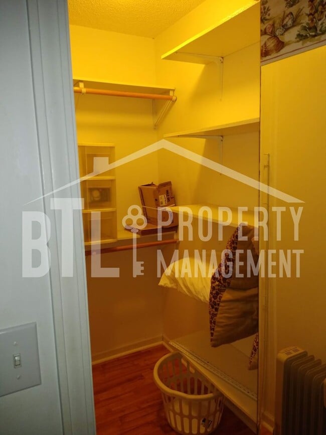 Building Photo - Cozy 1 bedroom Lake condo!!