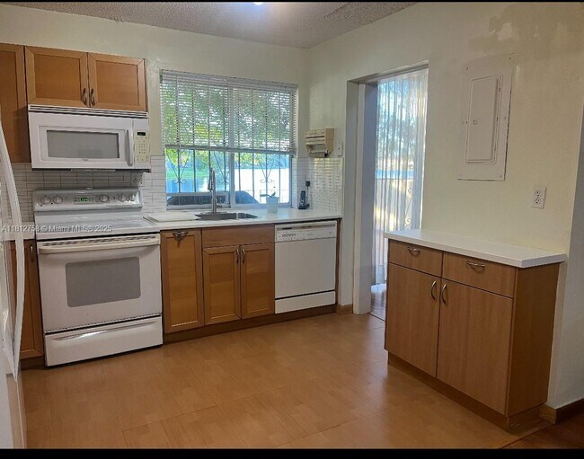 Building Photo - 9137 Fontainebleau Blvd