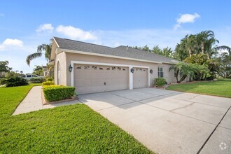 Building Photo - Enjoy the luxury living in Kingshyre, a hi...