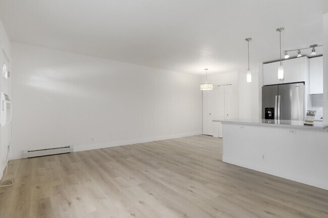 Building Photo - Updated Apartment in The Heart of Jefferson Park