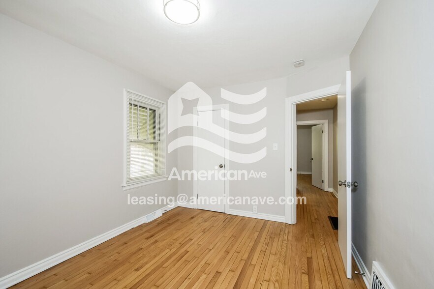 Building Photo - 1017 Lakeview Ave