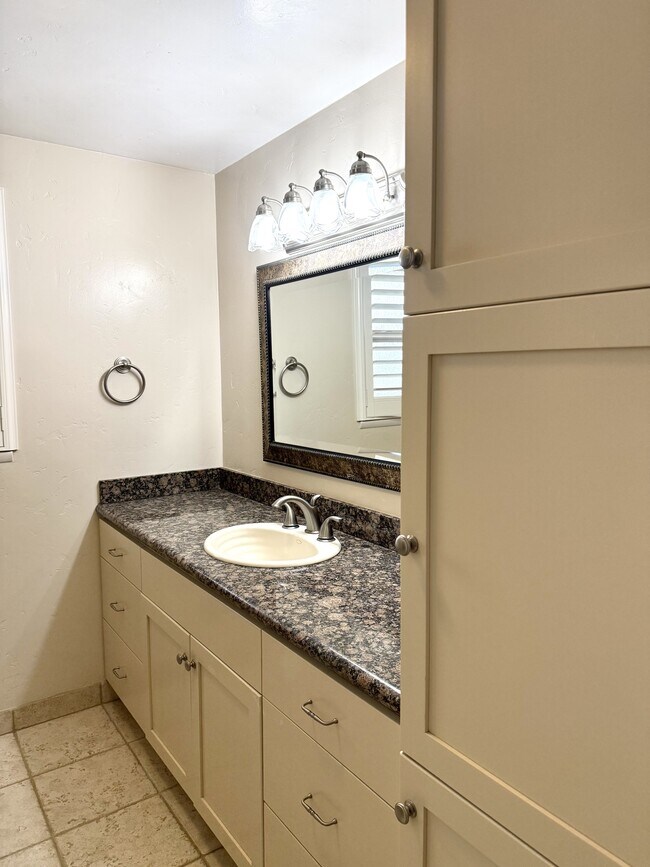 Building Photo - 1261 San Fernando Dr