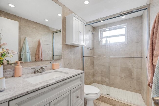 Building Photo - 5005 Collins Ave