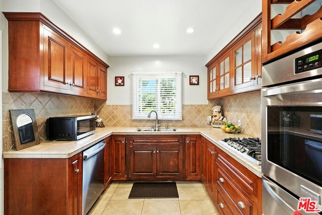 Building Photo - 22101 Buenaventura St