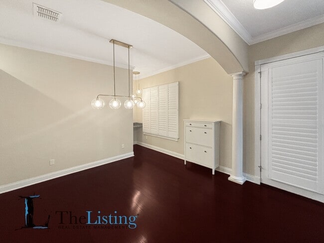 Building Photo - 827 Meridale Ave