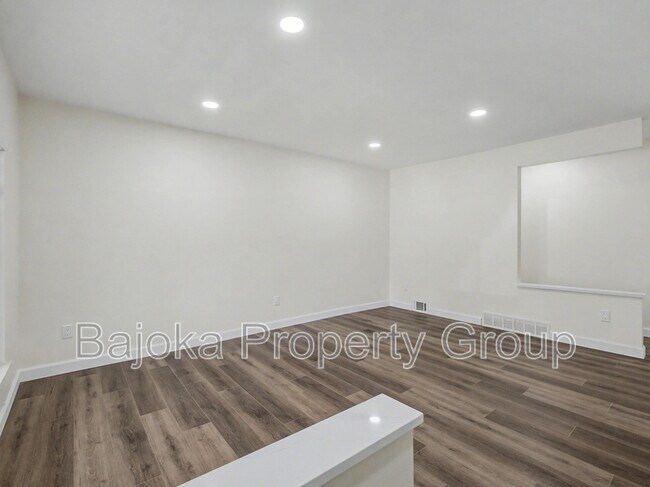 Building Photo - 43018 Burlington Dr