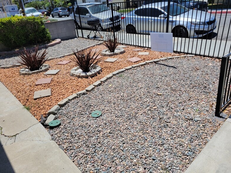 Easily maintained front yard - 14028 Doty Ave