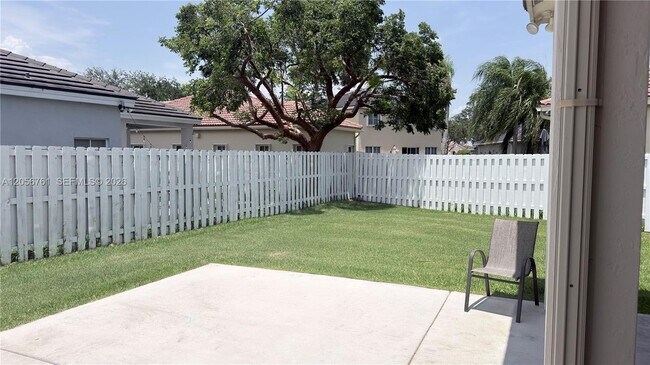 Building Photo - 692 Maplewood Ct
