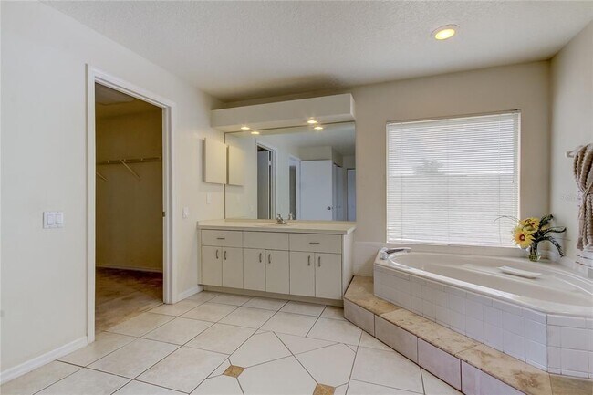 Building Photo - 9401 Woodbay Dr