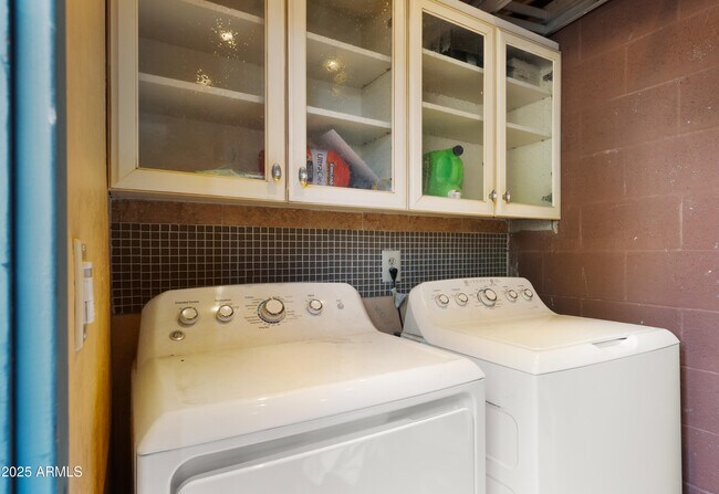 Building Photo - 8135 N 32nd Dr